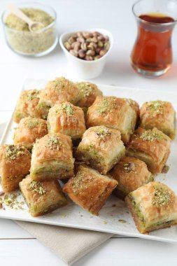 Beyaz masada servis edilen fındıklı enfes taze baklava. Doğu tatlıları