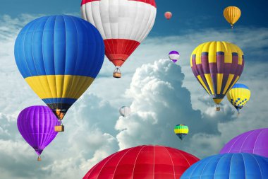 Gökyüzünde bir sürü parlak sıcak hava balonu uçuşuyor.