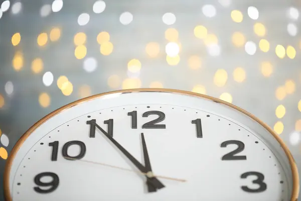 Zegar Pokazuje Pięć Minut Północy Rozmytym Tle Zbliżenie Odliczanie Noworoczne — Zdjęcie stockowe
