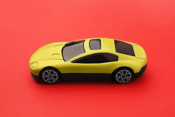 Jedno Žluté Auto Červeném Pozadí Dětská Hračka — Stock fotografie