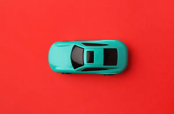 Ein Hellblaues Auto Auf Rotem Hintergrund Draufsicht — Stockfoto