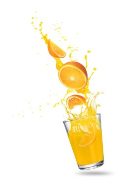 Taze portakal suyu beyaz arka planda camdan sıçrıyor.