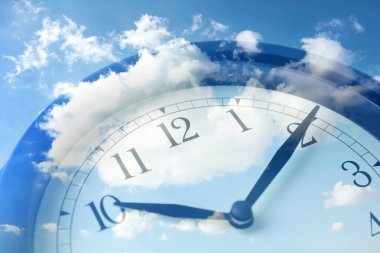 Zaman kavramı. Mavi gökyüzü, kabarık bulutlar ve saatle çift pozlama