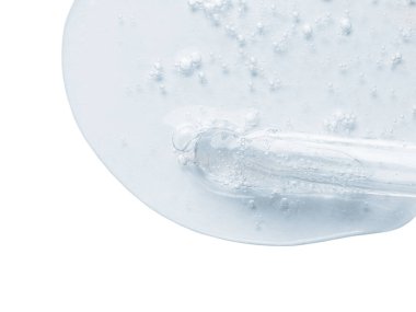 Beyaz arka planda serum olan bir damlatıcı. Cilt bakım ürünü