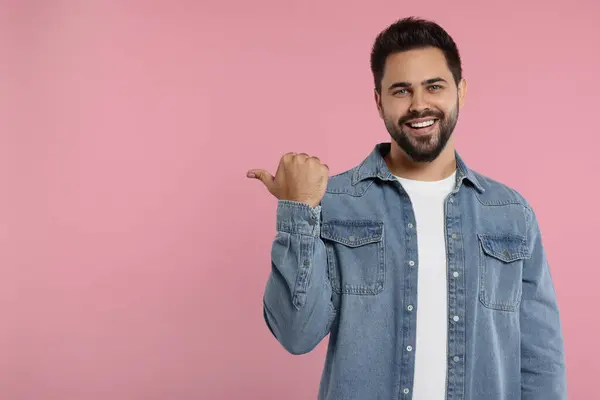 Speciale Promotie Glimlachende Man Wijst Naar Iets Met Een Roze — Stockfoto