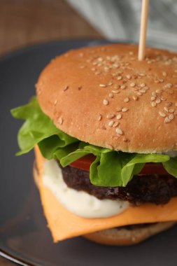 Köfteli leziz bir çizburger, yakın plan.