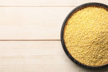 Millet, açık ahşap masada kasede homurdanıyor. Metin için boşluk