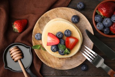 Çilekli, böğürtlenli ve nane aromalı leziz gözlemeler.