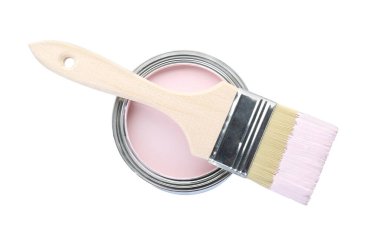 Pembe boya kutusu ve fırça beyaz, üst görüş izole