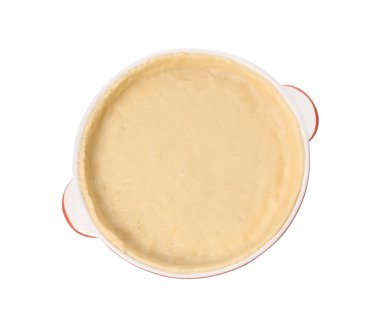 Taze hamurlu turta tenekesi beyaza izole edilmiş, üst manzara. Kiş yapıyorum.