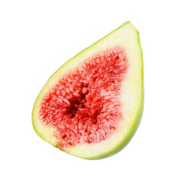 Taze yeşil incirin yarısı beyaza izole edilmiş.