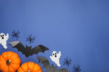 Mavi arkaplanda Cadılar Bayramı dekorlu düz konum, metin için boşluk