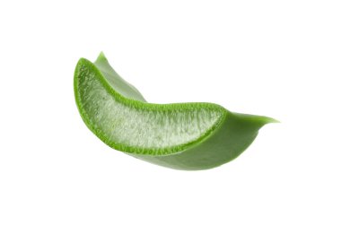 Yeşil aloe vera dilimi beyaza izole edilmiş