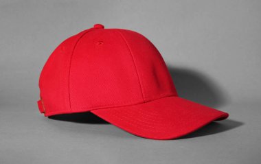 Gri arkaplanda kırmızı beysbol şapkası