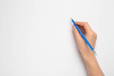 Beyaz arka planda yeni grafit kalemi olan bir kadın. Metin için boşluk