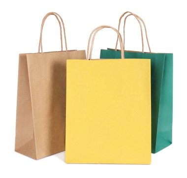 Beyaz arka planda üç kağıt alışveriş torbası.