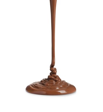 Beyaza izole edilmiş lezzetli erimiş süt çikolatası dökülüyor.