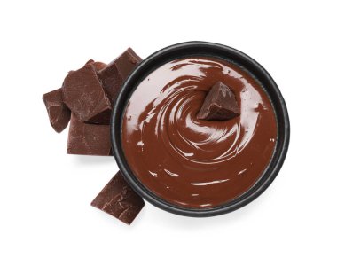 Lezzetli sütlü çikolata ezmesi ve beyaza izole edilmiş parçalar.