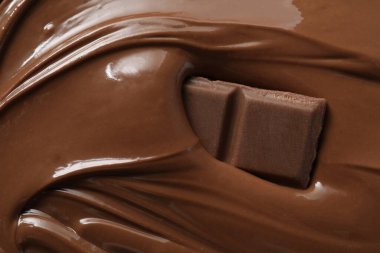 Lezzetli sütlü çikolata ezmesi ve parçaları arka plan olarak, yakın plan.