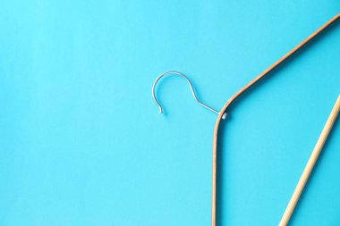 Açık mavi arka planda bir ahşap askı, üst manzara. Metin için boşluk