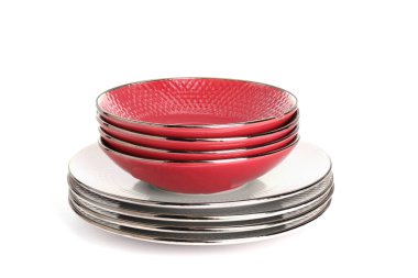 Beyaza izole edilmiş güzel seramik tabaklar ve kaseler.