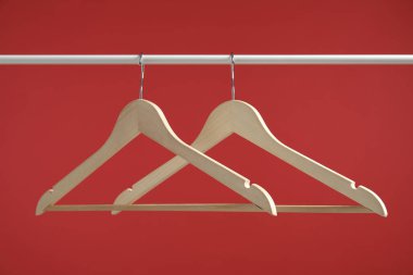 Boş giysiler kırmızı arkaplanda askıda asılı