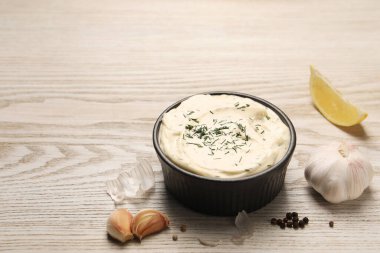 Sarımsaklı, limonlu ve dereotlu leziz sos.