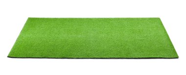 Yeşil yapay çimen halısı beyaza izole edilmiş.