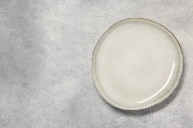 Işık masasında bir seramik tabak, üst manzara. Metin için boşluk