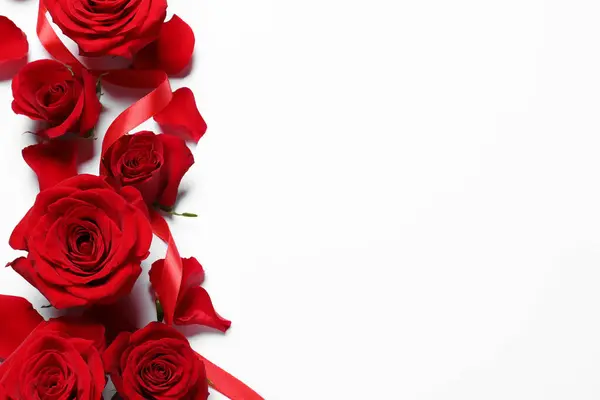 Όμορφα Κόκκινα Τριαντάφυλλα Πέταλα Και Κορδέλα Λευκό Φόντο Επίπεδο Lay — Φωτογραφία Αρχείου