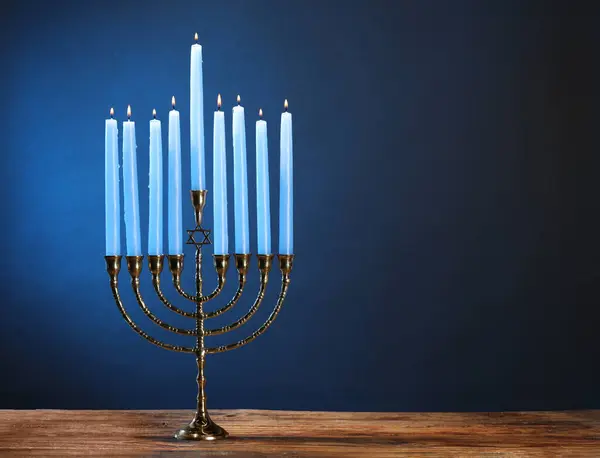 Hanukkah Firandet Menorah Med Brinnande Ljus Träbord Mot Blå Bakgrund — Stockfoto