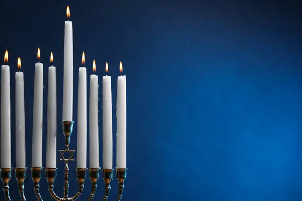 Γιορτή Χάνουκα Menorah Αναμμένα Κεριά Μπλε Φόντο Χώρος Για Κείμενο — Φωτογραφία Αρχείου