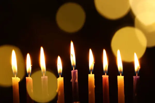 Chanoeka Viering Brandende Kaarsen Donkere Achtergrond Met Wazig Licht — Stockfoto