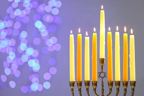 Celebración Hanukkah Menorah Con Velas Encendidas Sobre Fondo Gris Con —  Fotos de Stock