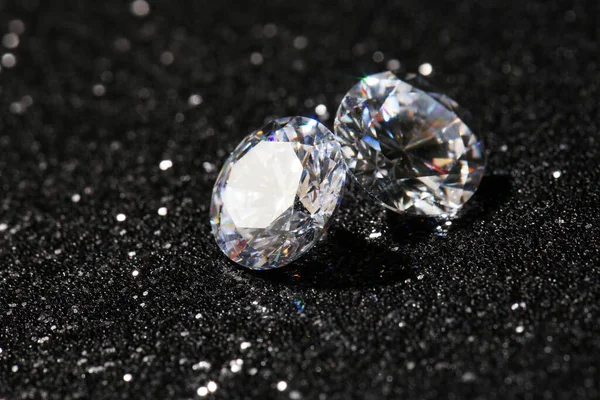 Dois Diamantes Bonitos Fundo Escuro Brilhante Close — Fotografia de Stock
