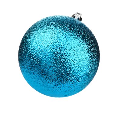 Güzel açık mavi Noel balosu beyaza izole edilmiş.