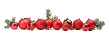 Kırmızı Noel topları ve beyaz üzerinde izole edilmiş köknar dalları