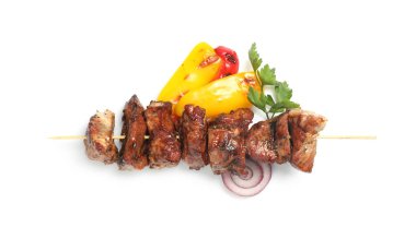 Lezzetli şiş kebap, maydanoz ve sebzeler beyaza izole edilmiş.