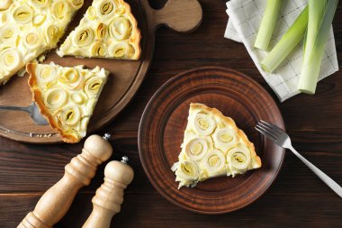 Tahta masada servis edilen lezzetli pırasa turtası.