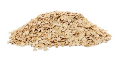 Yuvarlanmış yulaf yığını beyaza izole edilmiş