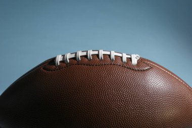 Açık mavi arka planda Amerikan futbol topu, yakın plan