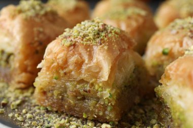 Lezzetli taze baklava, yanında da doğranmış fındık, yakın plan. Doğu tatlıları