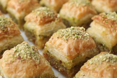 Beyaz masada doğranmış fındıklı enfes taze baklava, yakın plan. Doğu tatlıları