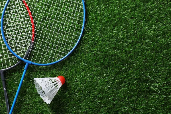 Two Badminton Rackets Shuttlecock Green Grass Top View Space Text — Stock Photo, Image