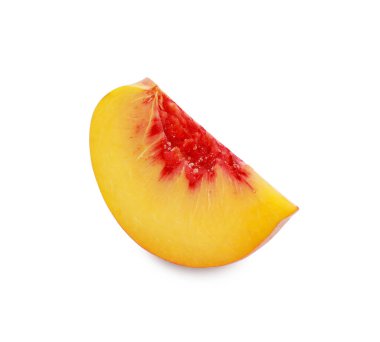 Olgun şeftali dilimi beyaza izole edilmiş.