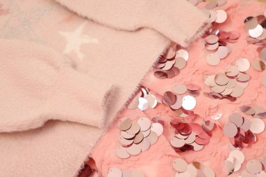 Pembe karnaval kostümlü pullu, yakın plan.