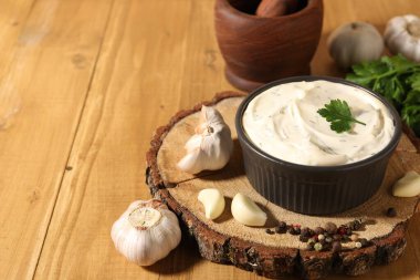 Lezzetli sos, sarımsak, baharat ve maydanoz, ahşap masa, yakın plan. Metin için boşluk