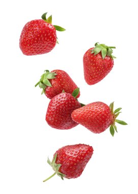 Beyaz arka plana düşen taze olgun çilekler.