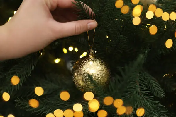 Γυναίκα Διακόσμηση Έλατο Δέντρο Χρυσή Μπάλα Χριστούγεννα Closeup — Φωτογραφία Αρχείου