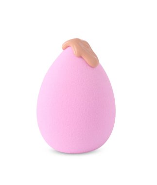 Beyaz tenli pembe makyaj süngeri.